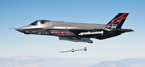 Chiếc F-35A mang theo tên lửa AIM-9X tham gia bắn thử nghiệm.