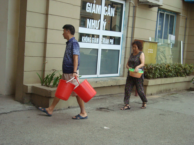 
Nhiều hộ dân tại khu đô thị Mễ Trì, Mỹ Đình khốn khổ xách xô, chậu để “tìm” nước.
