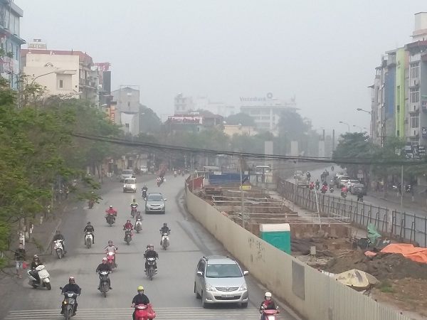 Hiện tượng sương mù bao trùm thành phố khiến việc lưu thông trên đường khó khăn hơn.