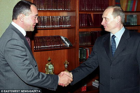 Tổng thống Putin (phải) bắt tay trợ lý thân cận Lesin, người sáng lập đài Russia Today (RT). Ảnh: Gazeta