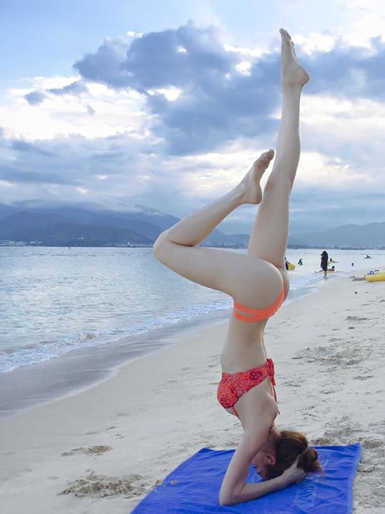 
Bà mẹ một con khoe lên trang cá nhân một bức hình diện bikini ở bãi biển, thể hiện động tác yoga khó. Cũng nhờ những bài tập này mà Hà Hồ nhanh chóng lấy lại được ba vòng đáng mơ ước để trở lại với công việc
