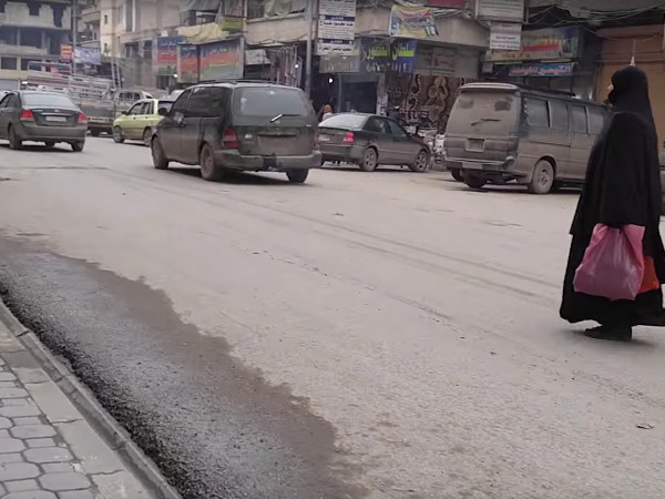 
Có thể thấy, đường phố Raqqa rất vắng vẻ, xe cộ qua lại cũng thưa thớt.
