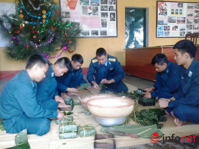 
Cán bộ, chiến sĩ Trạm 16 gói bánh chưng ngày Tết
