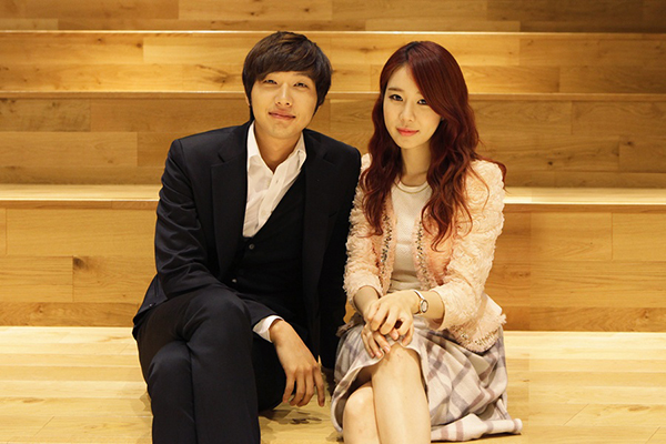 
Một cặp đôi đẹp khác bước ra từ phim Yoo In Na - Ji Hyun Woo đã tuyên bố chia tay sau 2 năm hẹn hò. Yoo In Na sinh năm 1982 và lớn hơn Hyun Woo 2 tuổi, cả hai đã phải lòng nhau sau bộ phim nổi tiếng Queen In Hyuns Man
