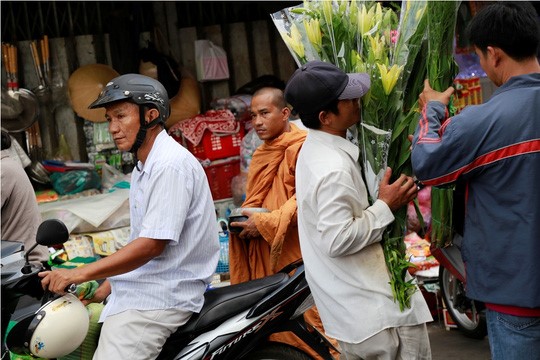 Sư giả tràn lan khắp chợ Thủ những ngày cuối năm