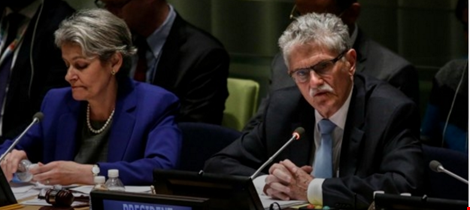 Chủ tịch Đại Hội đồng LHQ Mogens Lykketoft (phải) và bà Irina Bokova, Tổng Giám đốc Tổ chức Di sản thế giới (UNESCO) tại phiên điều trần ngày 12-4. (Ảnh: AFP)