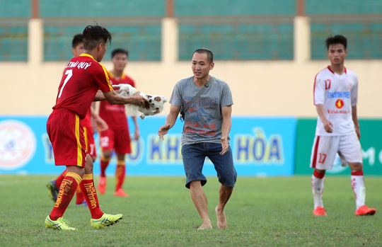 
Thái Quý ẳm chó và bị chú chó này đớp vào bàn tay
