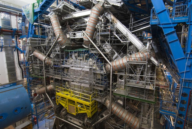 Một nam châm điện siêu dẫn của máy gia tốc hạt Large Hadron Collider