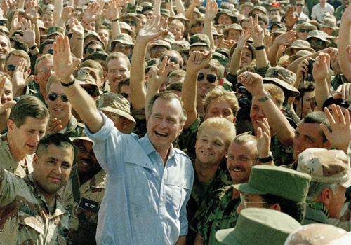 
Trong bức ảnh chụp ngày 22/11/1990 là Tổng thống George Bush cùng các binh sĩ ở căn cứ không quân Dhahran, Saudi Arabia. Ảnh: AP
