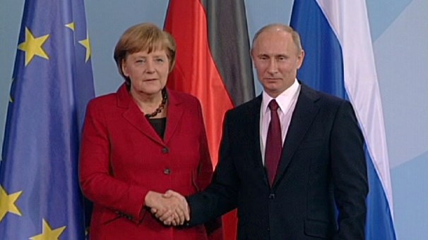 Tổng thống Nga Putin và Thủ tướng Đức Merkel (trái)