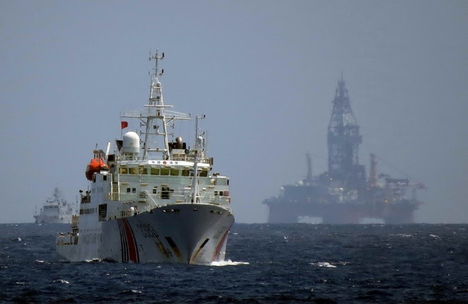 
Các tàu hải cảnh Trung Quốc bảo vệ giàn khoan Hải dương 981 hạ đặt phi pháp trong vùng đặc quyền kinh tế của Việt Nam, năm 2014. (Ảnh: Reuters)
