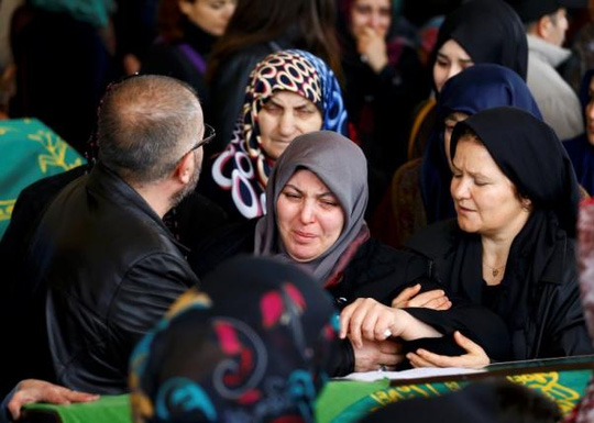 Người thân những người thiệt mạng trong lễ tưởng niệm tại một thánh đường Hồi giáo ở Ankara hôm 14-3. Ảnh: Reuters