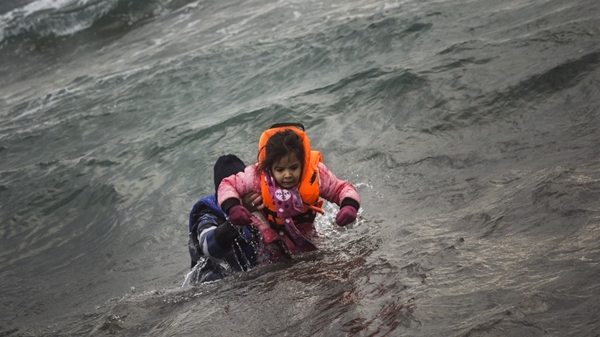 Một em bé may mặc áo phao may mắn thoát chết trong vụ chìm thuyền.