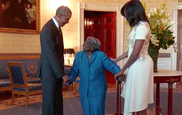 
Bà McLaurin hạnh phúc khi được gặp mặt vợ chồng Tổng thống Obama.
