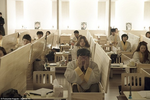 
Một lớp học trải nghiệm cái chết ở Hàn Quốc. Ảnh: Agence VU
