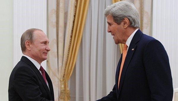 Tổng Thống Nga Putin và Ngoại trưởng Mỹ Kerry (bên phải)