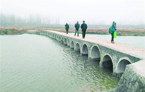 
Cụ Wu đã bỏ ra hơn 400 triệu VNĐ để xây cầu cho làng.
