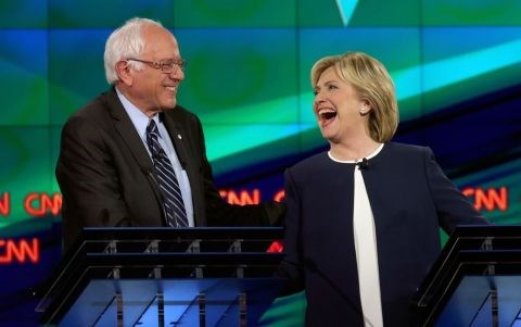 Dù vẫn đang cạnh tranh gay gắt, ông Sanders và bà Clinton vẫn được coi là cặp đôi hoàn hảo để chống lại đối thủ từ Đảng Cộng hòa. Ảnh AP