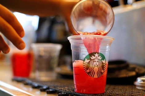 
Một phụ nữ sống tại Chicago đòi Starbucks bồi thường 5 triệu USD vì đã thiếu trung thực trong quảng cáo khiến khách hàng phải trả cao hơn thực tế cho một thức uống lạnh. Ảnh: REUTERS
