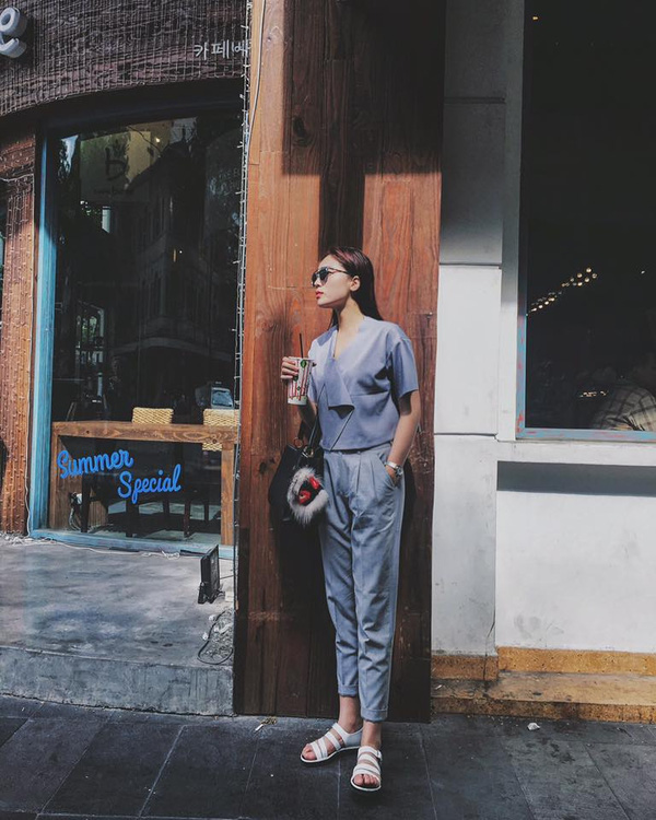 Nếu như Phạm Hương đầy nữ tính thì phong cách street style của Kỳ Duyên lại vô cùng khác biệt. Hoa hậu Việt Nam 2014 chuộng sự thoải mái, những bộ cánh tiện dụng và không mấy khi đi giày cao gót trong street style hàng ngày. Bù lại, Kỳ Duyên cũng có sở thích với túi hiệu và thường xuyên sử dụng chúng như phụ kiện tâm điểm cho trang phục.