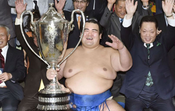
Kotoshogiku là võ sĩ Sumo Nhật Bản giành cúp Hoàng đế đầu tiên sau 10 năm.
