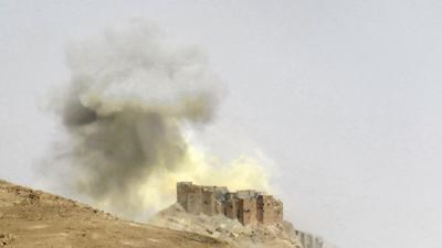 Khói bốc lên sau một cuộc giao tranh giữa quân chính phủ và IS tại Palmyra hồi tuần trước.