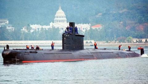 
Theo tờ Strategy Page, trong gần nửa thế kỷ hoạt động, các tàu ngầm hạt nhân Trung Quốc hầu như chưa gặp sự cố.

Hiện Trung Quốc có khoảng 12 tàu ngầm hạt nhân còn phục vụ trong đó có 8 tàu ngầm hạt nhân tấn công và 4 tàu ngầm hạt nhân tên lửa đạn đạo.
