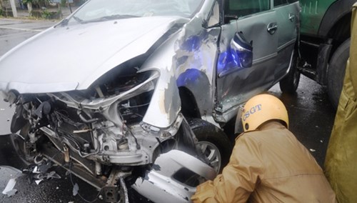 Đầu xe Innova bị vỡ nát sau tai nạn, rất may không có thương vong.