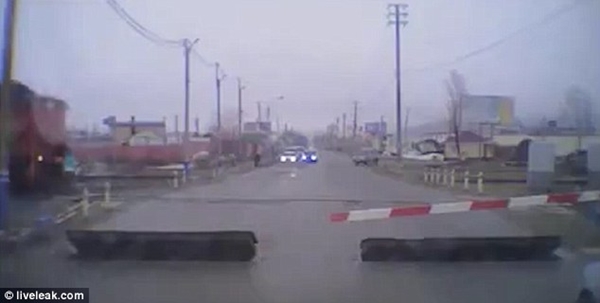 
Máy quay đã ghi lại vụ việc đau lòng xảy ra tại Yuzhno – Sakhalins, Nga. Một cô gái đeo tai nghe, đang vượt qua đường ray ngay khi tàu cao tốc chạy tới và đâm vào cô.

