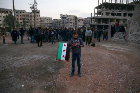 Người dân Syria chờ nhận hàng cứu trợ tại thị trấn Kafr Batna (ngoại ô Damacus, Syria) ngày 23-2. Ảnh: REUTERS