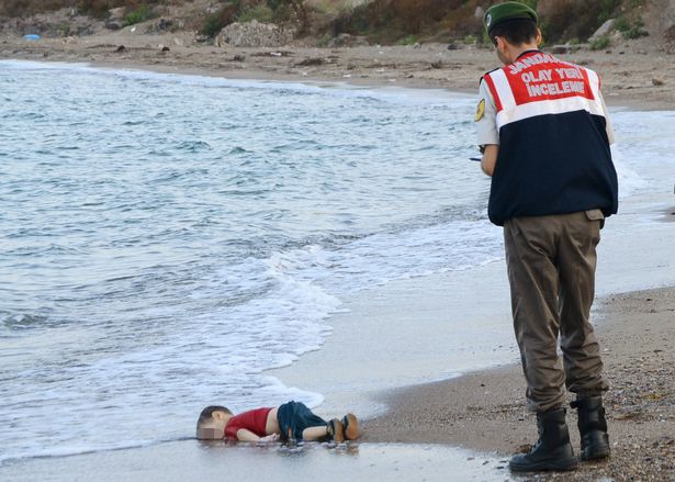 Mọi người đều nhớ đến hình ảnh em bé Aylan Kurdi bị trôi dạt tại bờ biển Thổ Nhĩ Kỳ.