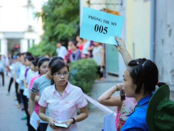 
Thí sinh dự tuyển vào Đại học Quốc gia Hà Nội năm 2015. (Ảnh: Lê Minh Sơn/Vietnam+)
