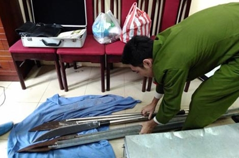 Lực lượng Công an thu giữ vũ khí thô sơ tại nhà Trần Văn Dũng.