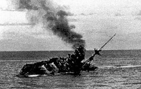 
Chiến hạm HMS Barham bị tàu ngầm Đức bắn chìm.
