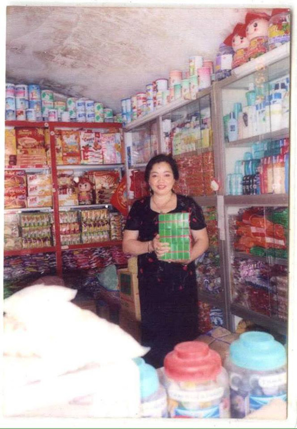 Bức ảnh Tuấn Anh chụp mẹ Nguyễn Thị Ngọc Lan đang bán hàng tạp hóa.