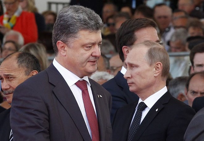 
Tổng thống Ukraine Poroshenko và Tổng thống Nga Putin (bên phải).
