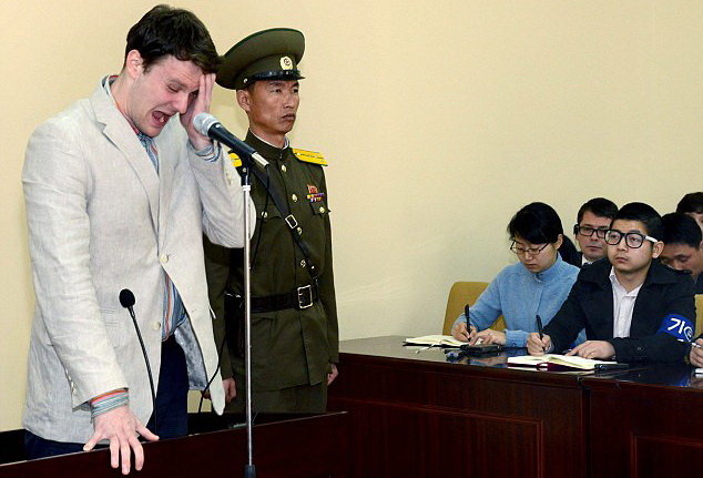 Warmbier bật khóc tại phiên tòa ngày 16-3 - Ảnh: AP