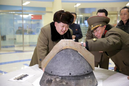 Ông Kim Jong-un xem bản mẫu đầu đạn hạt nhân tích hợp trên tên lửa đạn đạo. Ảnh: KCNA