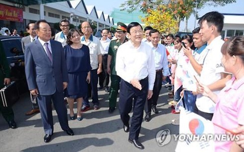 Ông Trương Tấn Sang, nguyên Chủ tịch nước Việt Nam, thăm nhà máy sản xuất giày của công ty Taekwang (Hàn Quốc) vào ngày 9/2/2016.