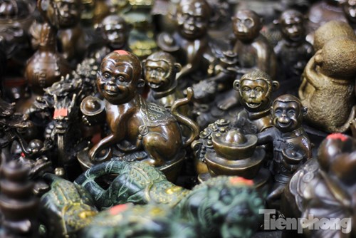 Những bức tượng khỉ đồng nhiều hình dáng, kích cỡ hiện đang được bày bán tại các gian hàng đồ cổ ở chợ hoa Hàng Lược.