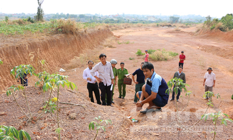 
Bùi Văn Hậu chỉ nơi ngồi tâm sự với anh Nam trước khi đi làm phép”
