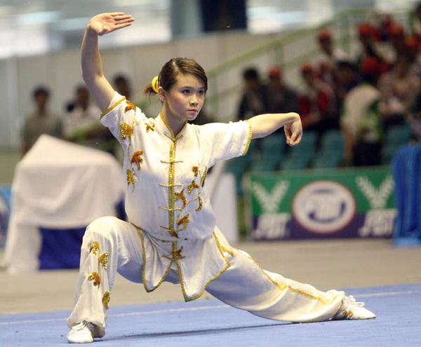 Cô gái ấy chính là cựu VĐV wushu Vũ Trà My, cô gái vàng của TTVN một thời, với thành tích giành được hơn 50 HCV ở các giải trong nước và quốc tê.Ngoài tài năng võ thuật, Trà My cũng gây ấn tượng mạnh mẽ bởi ngoại hình xinh đẹp, và khi còn thi đấu cô gái sinh năm 1990 này vẫn được gọi với biệt danh Hoa khôi Wushu.