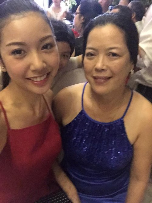 
Á hậu Quốc tế Thúy Vân chia sẻ ảnh chụp cùng mẹ trong hậu trường một buổi biểu diễn.
