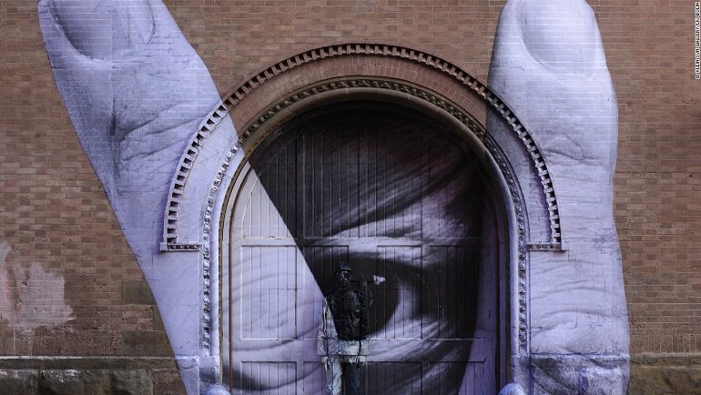 
Liu hợp tác cũng với nghệ sĩ đường phố JR người Pháp tại New York, Mỹ
