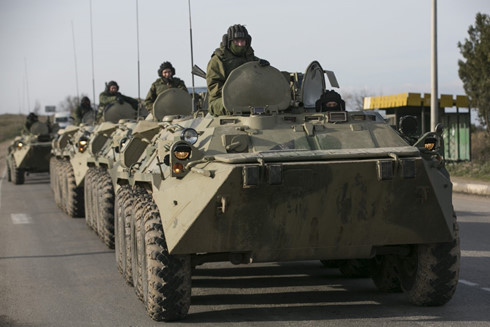 Xe thiết giáp Nga tại Sevastopol, Crimea. Ảnh: Reuters