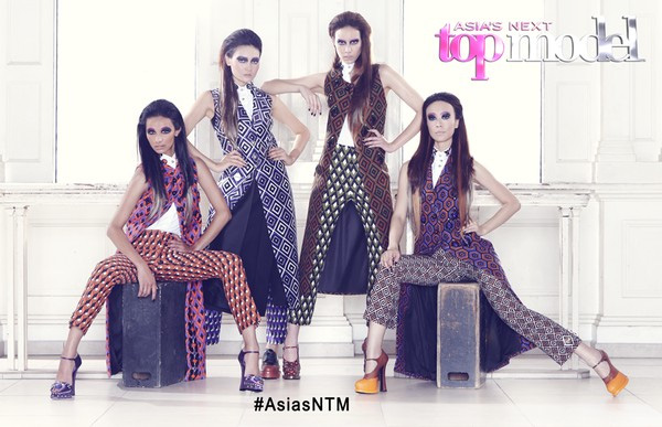 Thùy Trang chụp hình nhóm với trang phục Prada cho tạp chí.