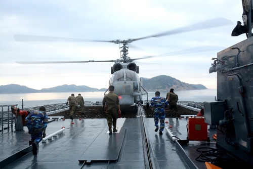 
Chuẩn bị đưa trực thăng săn ngầm K28 vào khu vực an toàn trên tàu 011-Đinh Tiên Hoàng.
