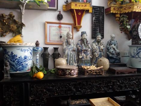 
Những món cổ vật tại nhà một đại gia ở Hải Minh. (Ảnh: Công an nhân dân)
