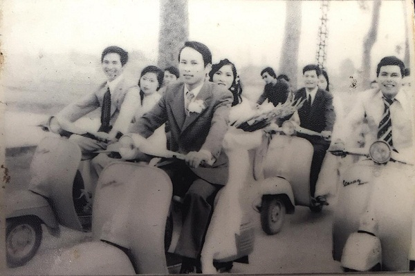 
Hay là xe Vespa cổ.
