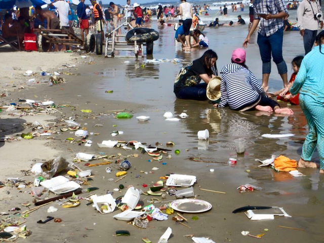 
Bãi biển Vũng Tàu ngập trong biển rác. Ảnh: Một thế giới
